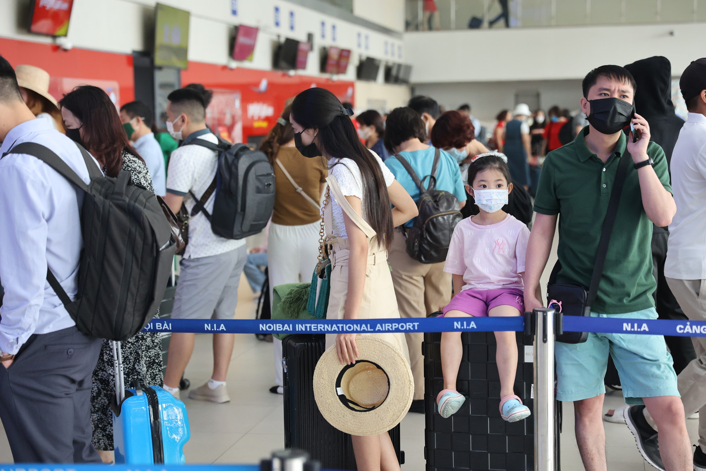 Mới đây, Cảng Hàng không quốc tế Nội Bài có văn bản gửi Cục Hàng không Việt Nam về việc triển khai thí điểm ứng dụng CCCD gắn chíp và giải pháp xác thực hành khách làm thủ tục đi tàu bay nội địa tại cảng.