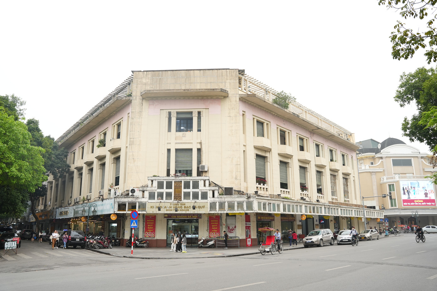 Trung tâm Thông tin Triển Lãm TP. Hà Nội (xưa là tòa nhà Taverne Royale) với kiến trúc thiết kế kiến trúc Pháp.