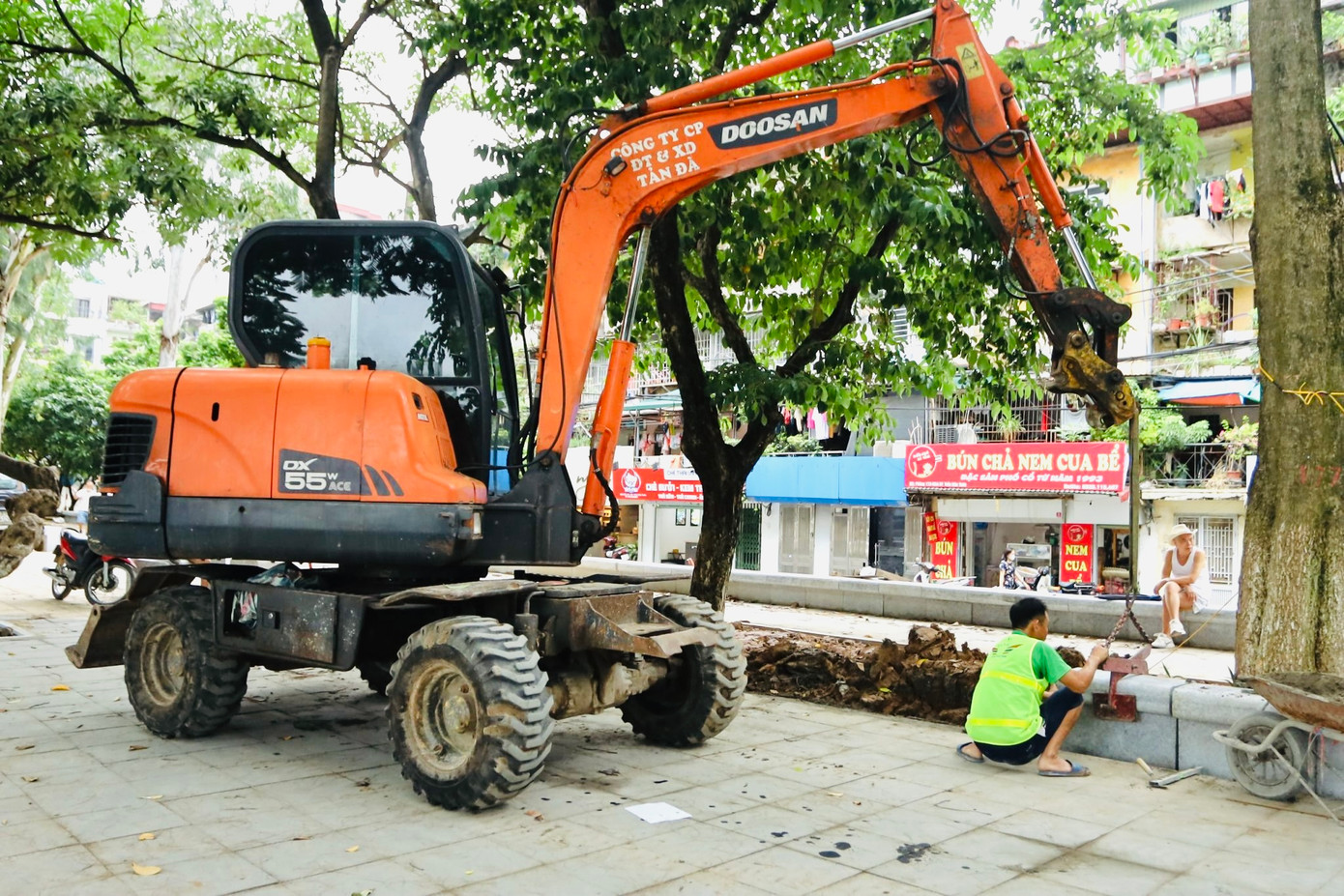 Theo ghi nhận của PV báo Tiền Phong, hiện tại các công đoạn cải tạo sửa chữa vẫn đang được tiến hành khẩn trương, các đơn vị thi công bố trí thêm hệ thống thảm cây, cây bụi trang trí xen kẽ hệ thống ghế ngồi, đường dạo ven hồ; thay thế hệ thống bóng đèn led chiếu sáng; cải tạo bậc lên xuống, bổ sung hệ thống lan can xung quanh hồ và đặt thêm thùng rác, thiết bị thể dục thể thao ngoài trời…