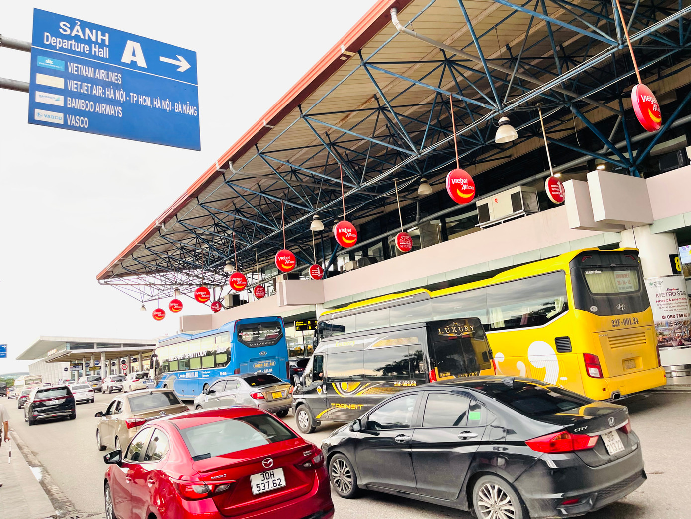 Lực lượng chức năng liên tục nhắc nhở các lái xe di chuyển nhanh, không dừng đỗ quá 5 phút để tránh ùn tắc.