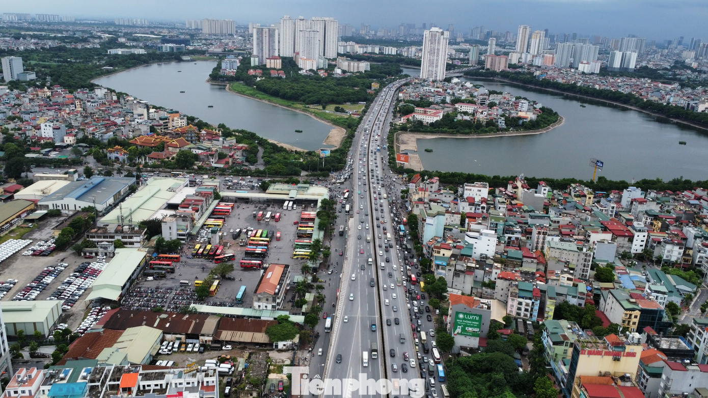 Thời điểm 16h chiều 4/9, người dân ùn ùn trở lại Hà Nội khiến lượng phương tiện trên nhiều tuyến đường cửa ngõ lớn dẫn vào thành phố tăng nhiệt như: Tuyến Pháp Vân - Cầu Giẽ, đường Vành Đai 3 trên cao...