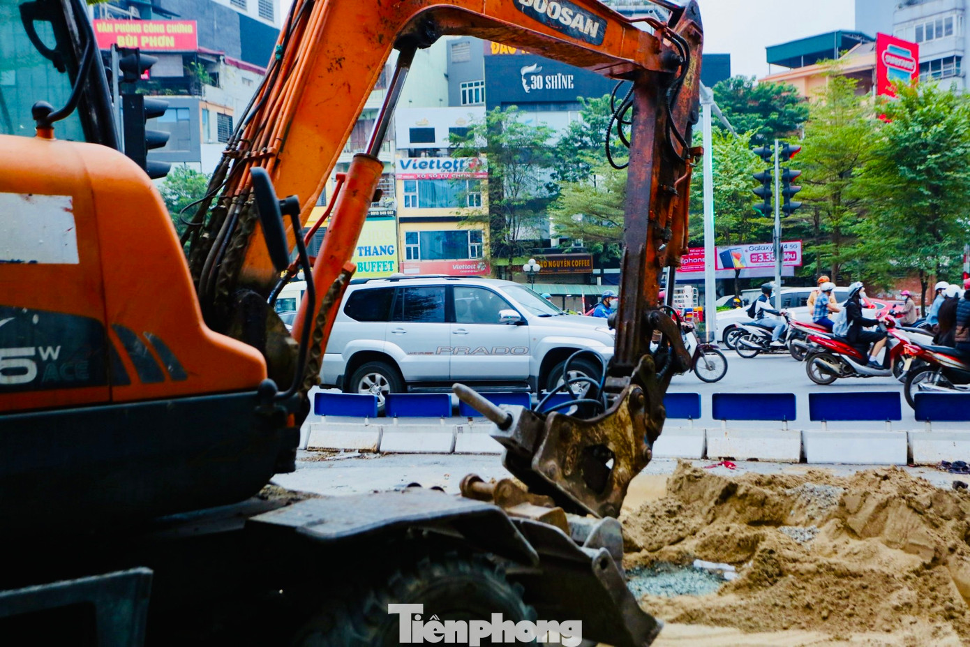 Đại diện ban Duy tu các công trình hạ tầng giao thông cho biết, quy mô đầu tư bao gồm điều chỉnh dải phân cách, đảo giao thông trong phạm vi nút kết hợp thảm nhựa bê tông cục bộ mặt đường trong nút; sơn, kẻ, đặt biển báo tổ chức giao thông.