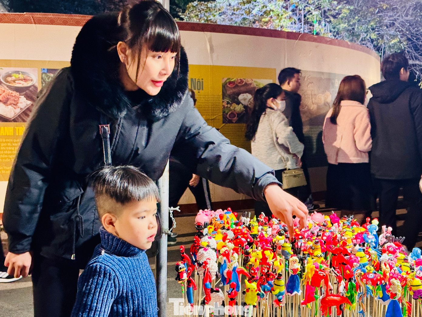 Các tỉnh thành khác cũng mang đến hàng loạt đặc sản nổi tiếng như bánh chưng gù, thịt treo gác bếp và mật ong bạc hà của Hà Giang, cà phê và sữa Sơn La. Rượu hoa cúc, bánh phu thê, nem Bùi Bắc Ninh hay thịt dê Ninh Bình, sâm Quảng Bình, cơm gà Hội An.