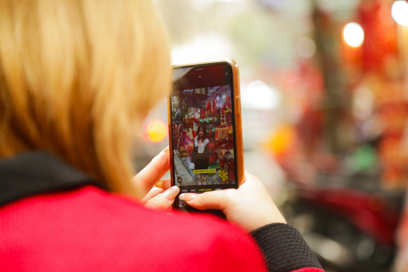 Dịp này, nhiều bạn trẻ cũng tranh thủ chụp hình đón không khí Tết sớm.