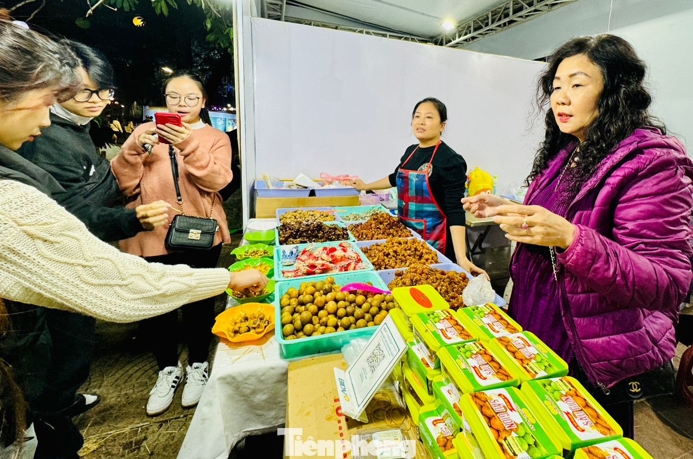 Các tỉnh thành khác cũng mang đến hàng loạt đặc sản nổi tiếng như bánh chưng gù, thịt treo gác bếp và mật ong bạc hà của Hà Giang, cà phê và sữa Sơn La. Rượu hoa cúc, bánh phu thê, nem Bùi Bắc Ninh hay thịt dê Ninh Bình, sâm Quảng Bình, cơm gà Hội An.