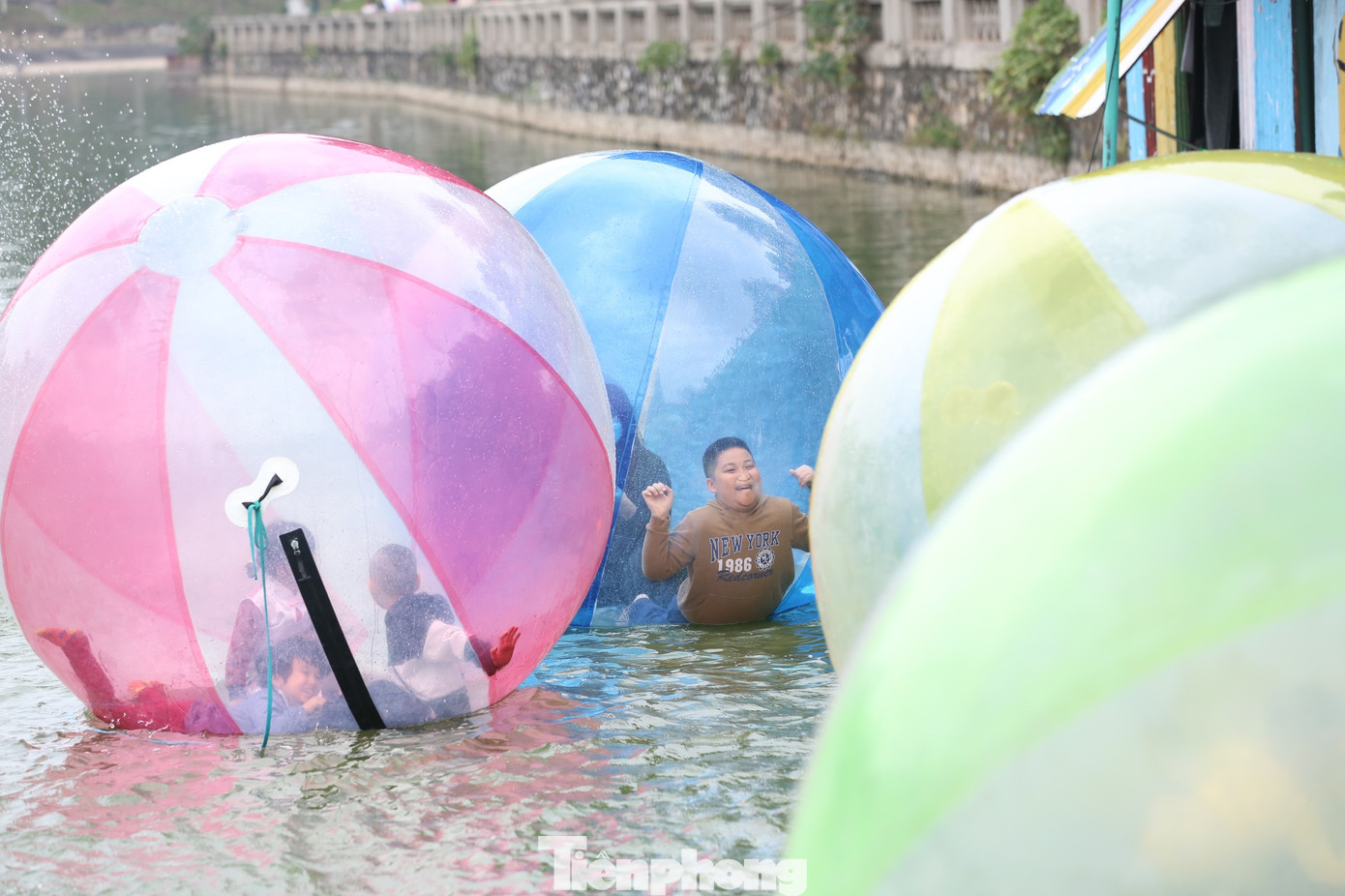 Trò chơi bóng nước khổng lồ được các bạn nhỏ rất thích thú và hào hứng tham gia.