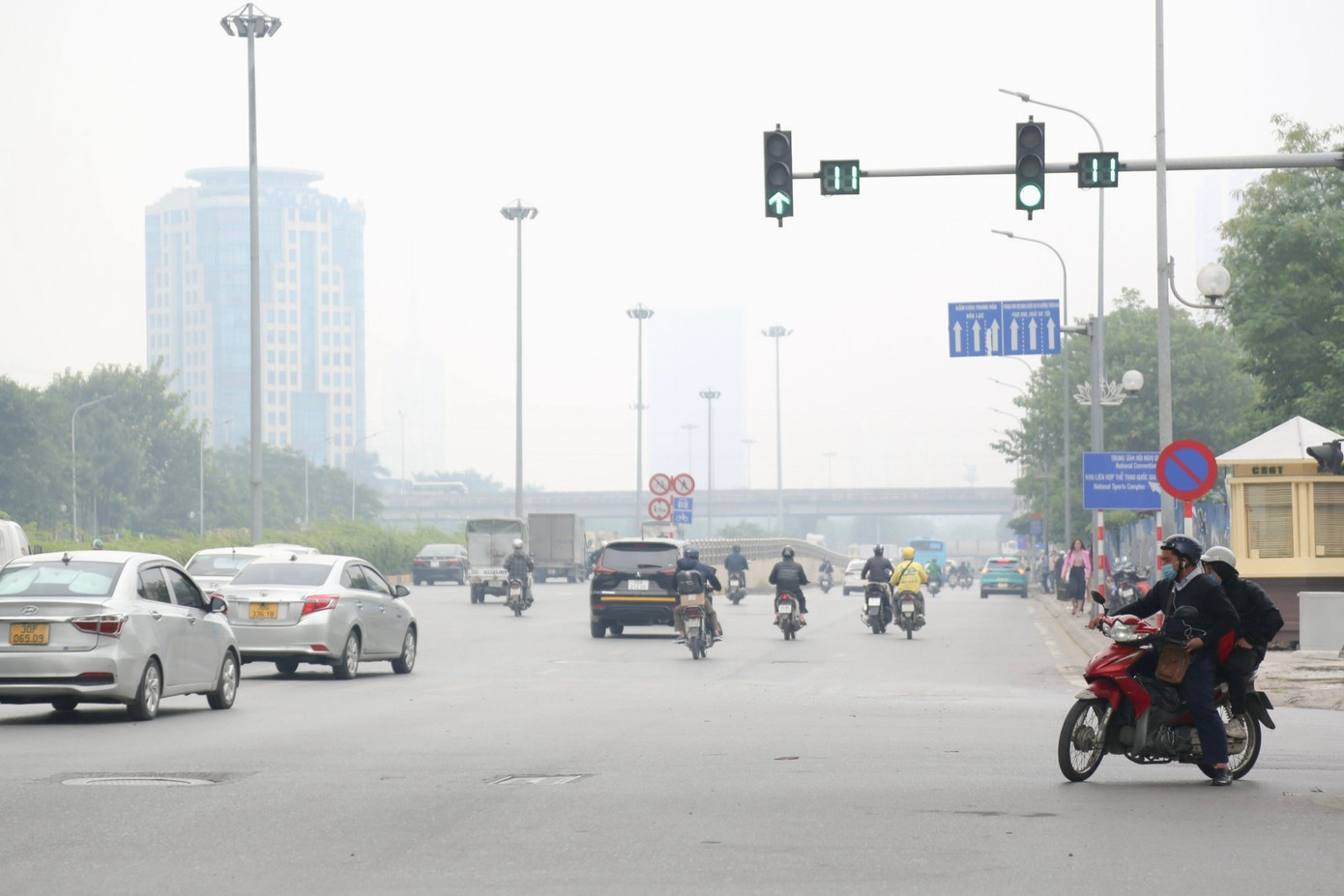 Ô nhiễm không khí tại Hà Nội cũng như các tỉnh miền Bắc được xác định bởi các nguồn từ giao thông, xây dựng, công nghiệp và hoạt động dân sinh như đốt rác, đốt rơm rạ. Ô nhiễm không khí tại Hà Nội cũng như các tỉnh miền Bắc được xác định bởi các nguồn từ giao thông, xây dựng, công nghiệp và hoạt động dân sinh như đốt rác, đốt rơm rạ.