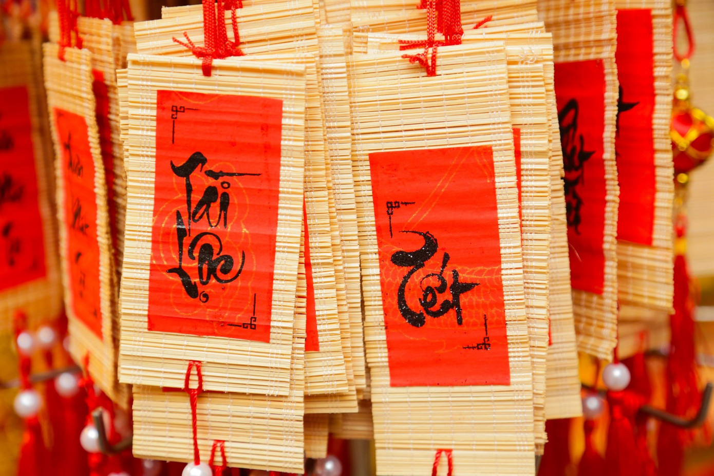 Theo một chủ cửa hàng trên phố Hàng Mã, các sản phẩm trang trí nhà cửa dịp Tết năm nay có giá bán tương đối ổn định và nhiều mẫu mã mới, đặc biệt là rồng, linh vật của năm 2024. Dây trang trí nhỏ có giá từ 10.000 - 20.000 đồng/dây; các đồng tiền vàng có chữ “Chúc mừng năm mới”, “Vạn sự như ý”… tùy kích cỡ lớn nhỏ mà có giá bán từ 120.000 - 250.000 đồng/sản phẩm...