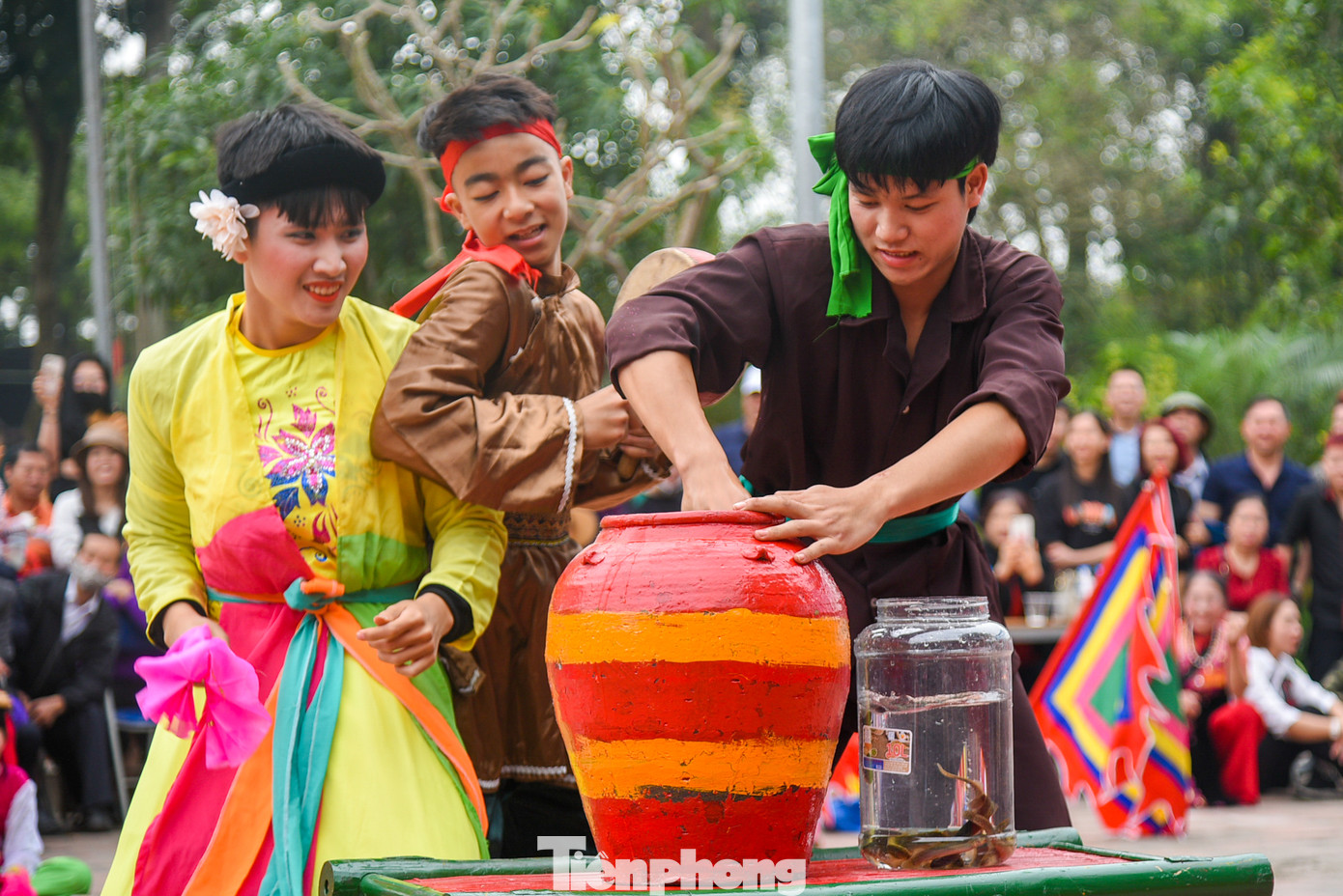 Lễ hội với nhiều nghi lễ và trò chơi dân gian, thể hiện tinh thần hiếu học, tinh thần thượng võ của dân tộc.
