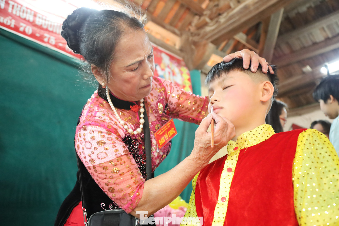 Người đóng Thánh bà (tức bà Lê Hoa) cùng hai “chàng rể” (gồm phe Bắc và phe Hậu) phải là các trai thanh gái lịch, chưa có gia đình riêng, học hành giỏi giang, xuất thân trong các gia đình nền nếp...