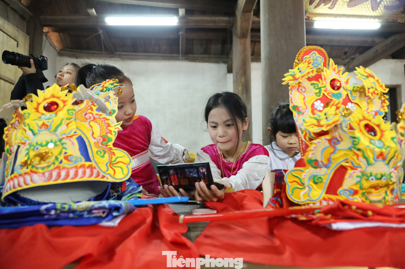 Những người được chọn tham gia các vai chính trong lễ hội đều phải trải qua quá trình tuyển lựa với nhiều tiêu chí khắt khe. Người đóng vai mẹ của Thánh bà, tức Mẫu bà phải là người đẹp, song toàn, gia đình gương mẫu.