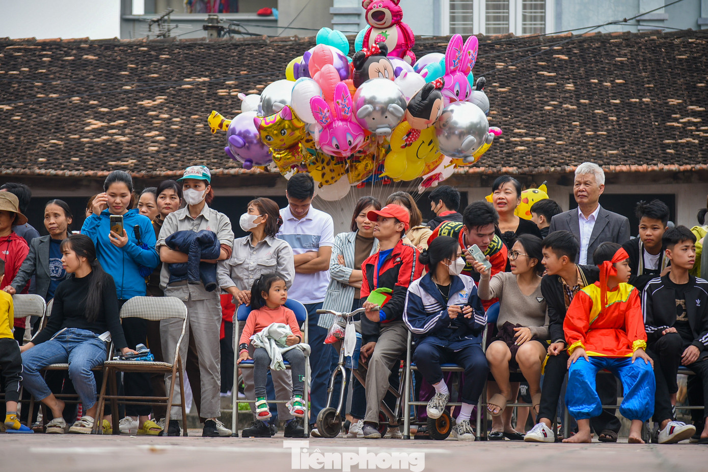 Người dân thôn Đường Yên già trẻ gái trai đều háo hức ngóng xem Lễ hội.