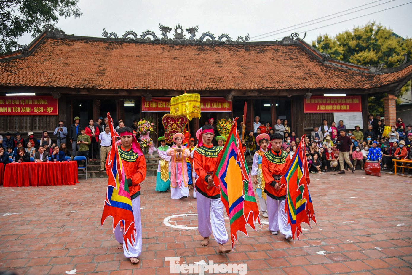 Sau đó bà Lê Hoa chiêu mộ quân sĩ ở các nơi và về Đường Yên làm lễ khao quân vào ngày 25 tháng chạp. Sau khi Hai Bà Trưng thắng trận lên ngôi vua, hai bà phong tước cho bà Lê Hoa là “Nữ sử anh phong”, “Tuệ tĩnh phu nhân”.