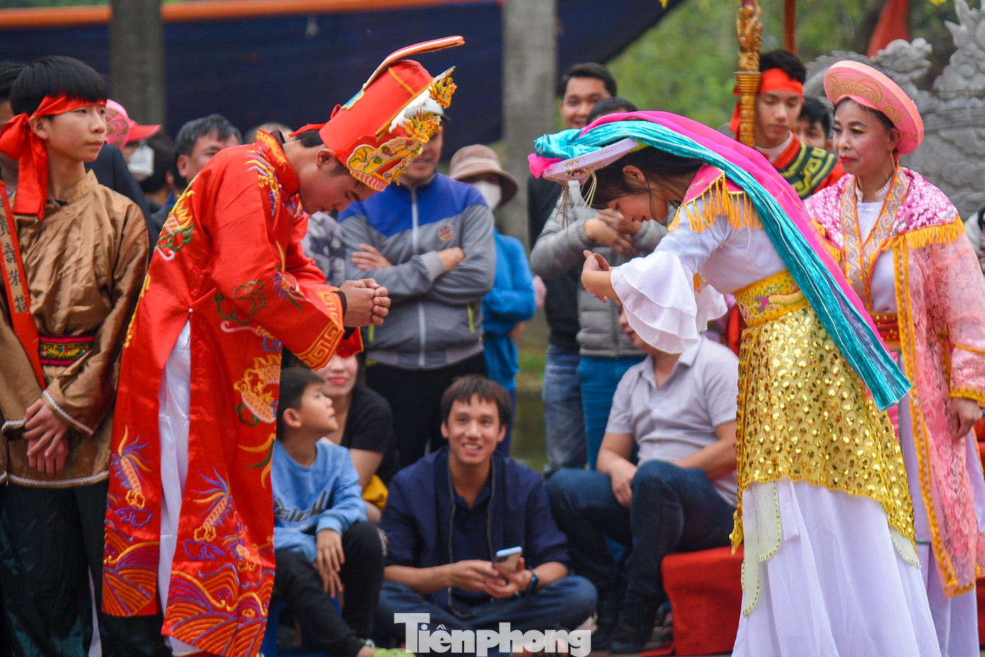 Các “chàng rể” phải trải qua những màn thi khó khăn như: Thi cày, cấy, kiếm cá vá chài … từ các phần thi ban giám khảo chấm điểm để tìm ra người chiến thắng, dân làng tổ chức múa hát mừng cho đôi trai tài gái sắc nên duyên.