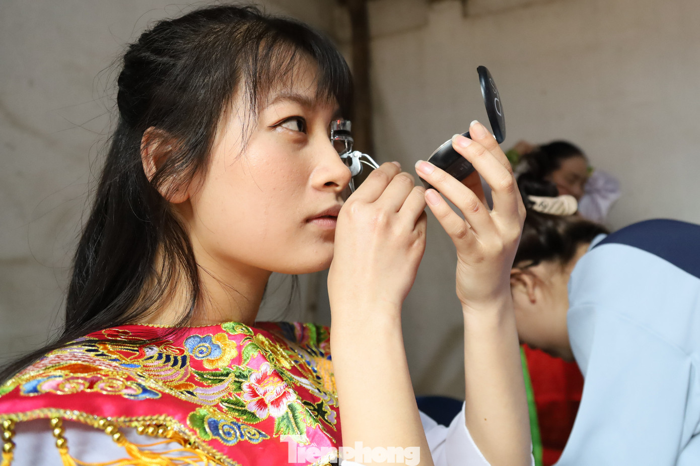 Năm nay Nguyễn Thị Hường (20 tuổi) là người được chọn làm tướng Lê Hoa trang điểm, hóa trang chuẩn bị trước giờ Lễ hội diễn ra.