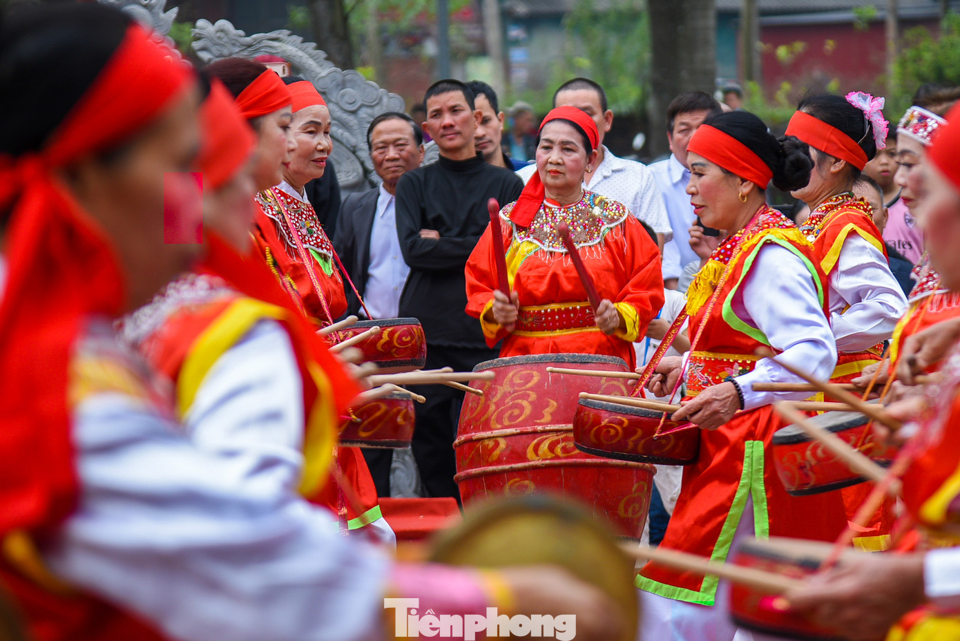 Khi đất nước thanh bình, bà Lê Hoa vinh quy bái tổ về làng Đường Yên thì “kiếm gươm vứt bỏ lại hiền như xưa”. Vì là nữ tướng nên khi nước nhà không còn khói lửa đao binh thì phải làm tròn bổn phận của người con gái là đi lấy chồng. Và lễ hội “kén rể” ra đời từ đó.
