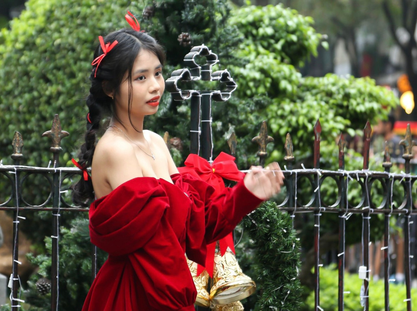 Dịp này khu tiểu cảnh lớn tại Nhà thờ Lớn Hà Nội là nơi thu hút rất đông giới trẻ đến chụp ảnh check-in.