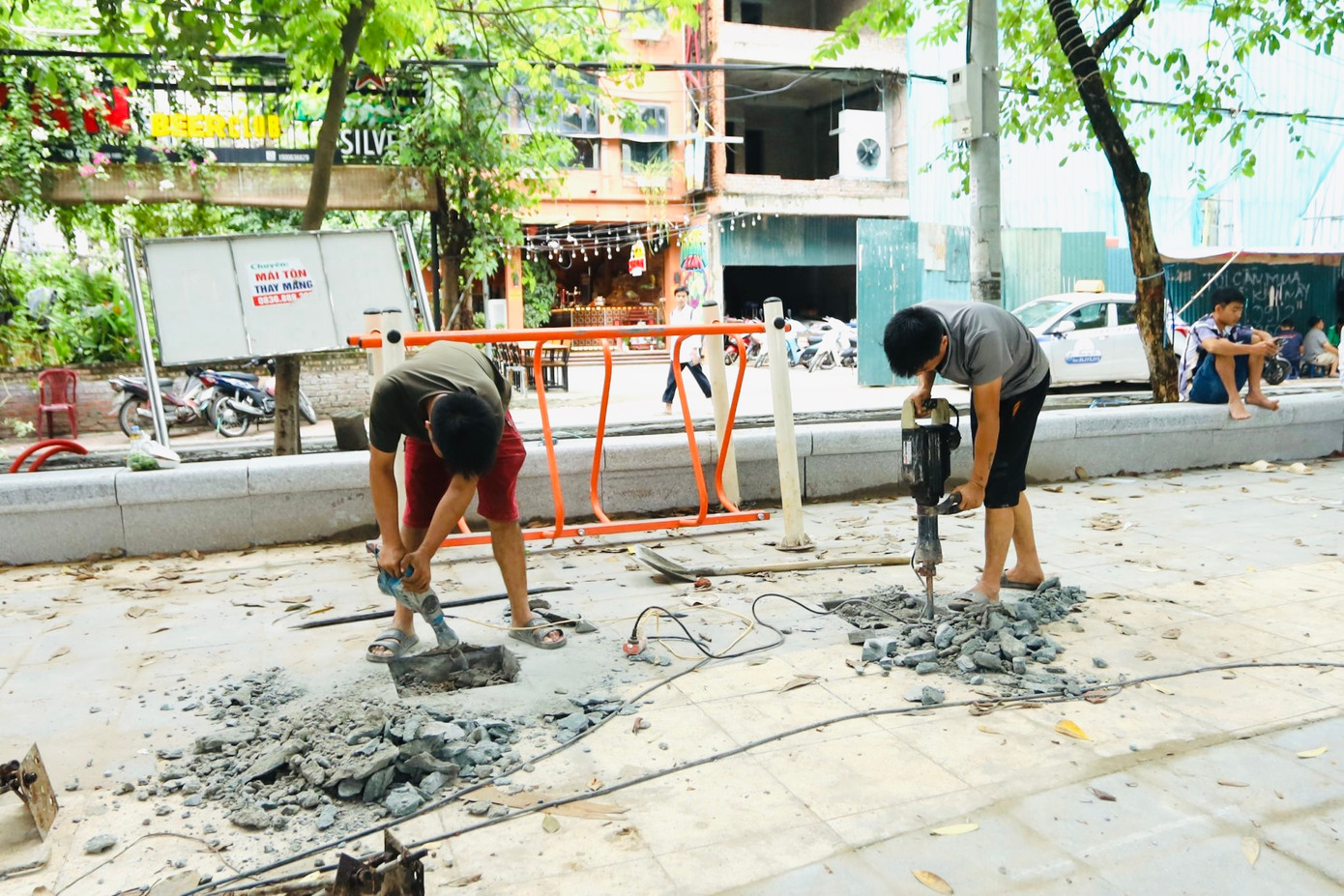 Theo ghi nhận của PV báo Tiền Phong, hiện tại các công đoạn cải tạo sửa chữa vẫn đang được tiến hành khẩn trương, các đơn vị thi công bố trí thêm hệ thống thảm cây, cây bụi trang trí xen kẽ hệ thống ghế ngồi, đường dạo ven hồ; thay thế hệ thống bóng đèn led chiếu sáng; cải tạo bậc lên xuống, bổ sung hệ thống lan can xung quanh hồ và đặt thêm thùng rác, thiết bị thể dục thể thao ngoài trời…