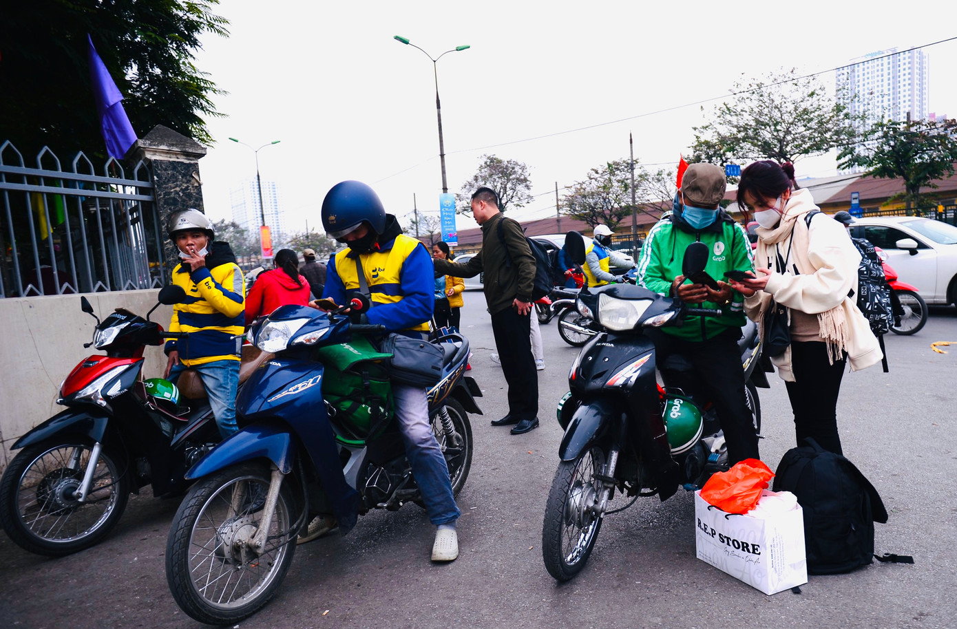 Trái với hình ảnh của những năm trước, năm nay trước cổng bến xe Giáp Bát không còn hình ảnh người đứng chờ xe tràn lan. Lác đác vài xe chở hàng hoặc xe ôm hoạt động chở khách đến bến.