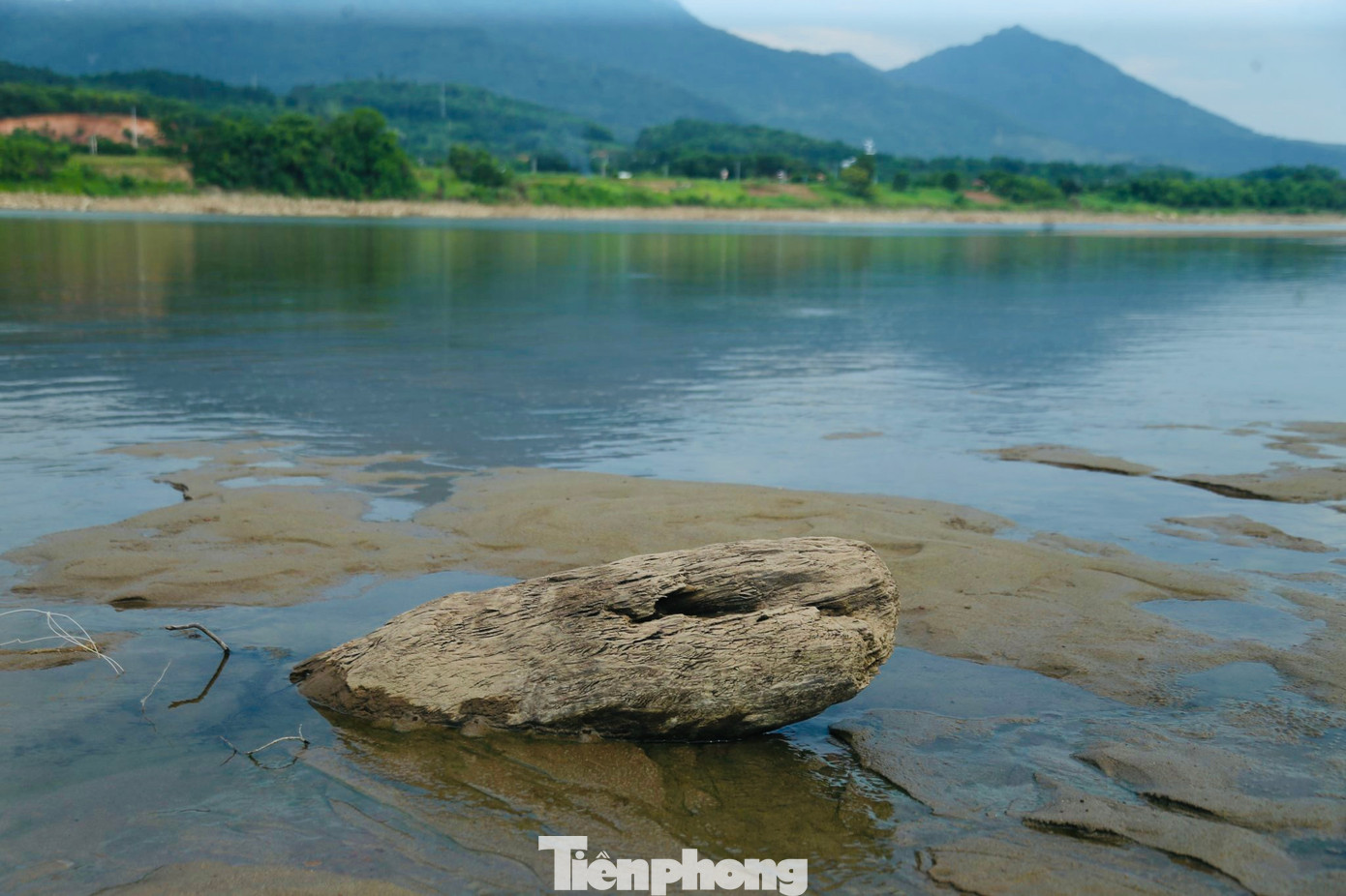 Nước sông Đà cạn cũng ảnh hưởng lớn đến việc vận hành, cung cấp điện và đời sống sản xuất, sinh hoạt của người dân.