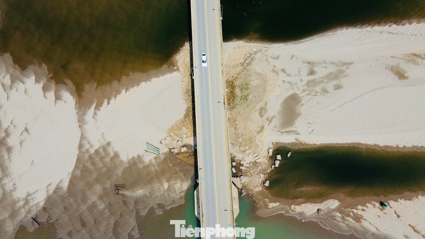 Dòng chảy của sông đã bị thu hẹp, để lại những cồn cát dài hàng trăm mét.