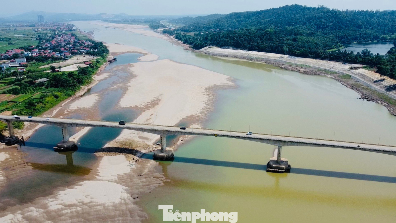 Những ngày qua, thời tiết cực đoan kèm nắng nóng kéo dài, khiến nhiều đoạn trên dòng Sông Đà đã cạn trơ đáy.
