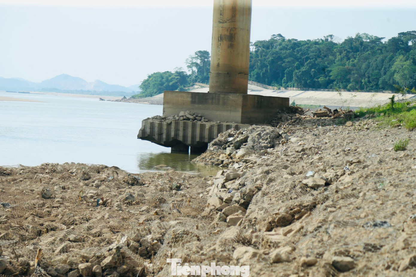 Nhiều người dân có thể đi bộ xuống sát cột trụ của cầu Đồng Quang, mặt nước cách hàng chục mét so với mặt cầu.