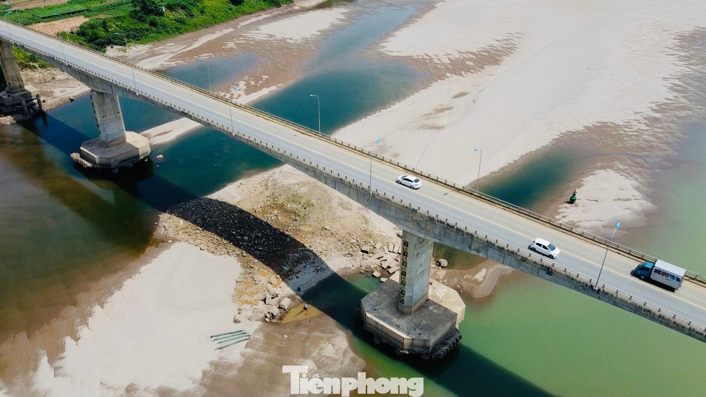 Ghi nhận của PV báo Tiền Phong, mực nước sông Đà đoạn qua cầu Đồng Quan nối Hà Nội với Phú Thọ thấp hơn nhiều so với vạch mực nước dâng bình thường như những ngày trước đó.