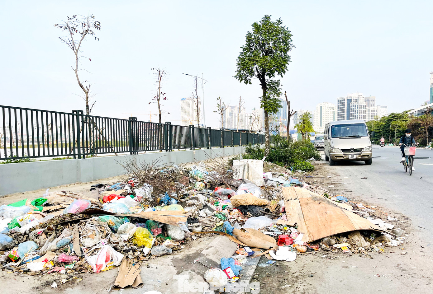 Nhiều người dân ở đây chia sẻ: "Khoảng mấy tháng nay tôi hay di chuyển qua khu vực này đã thấy ngay sát mé đường luôn có bãi rác lớn. Ngày nắng thì ruồi nhặng, ngày mưa thì bốc mùi hôi thối. Không chỉ có rác thải tập kết ở đây làm cho một số người thiếu ý thức còn đến đây phóng uế. Vừa ô nhiễm lại rất mất mỹ quan đô thị".