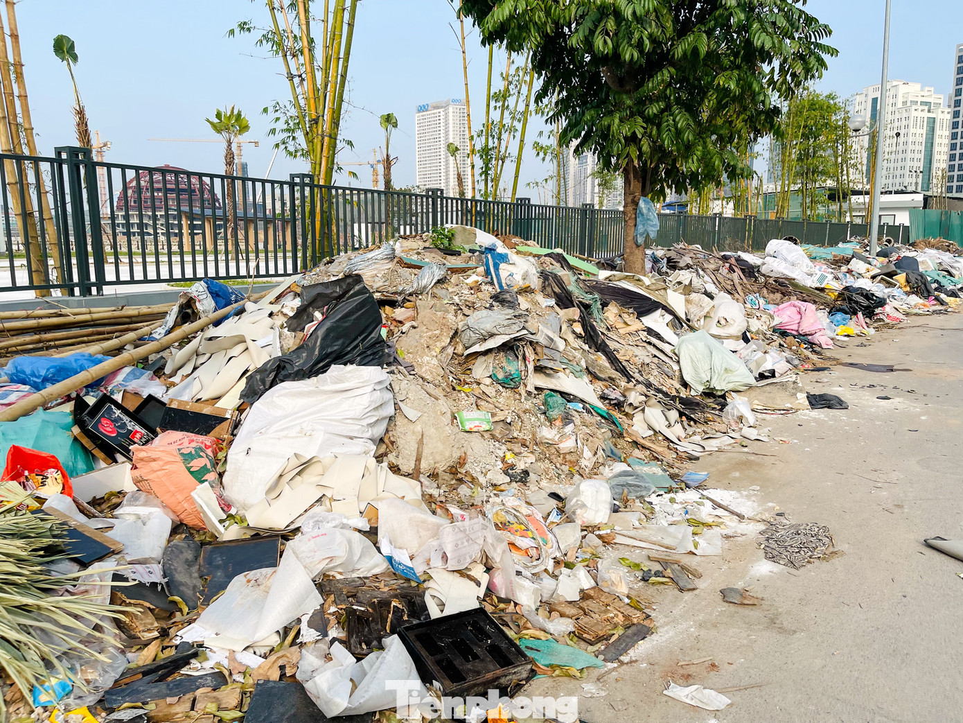 Từ nhiều tháng nay, đoạn đường ngõ 7 Tôn Thất Thuyết, phường Yên Hoà, quận Cầu Giấy ngay sát Khu công viên và hồ điều hòa CV1 tại Cầu Giấy bị biến thành nơi đổ rác thải của những người thiếu ý thức.