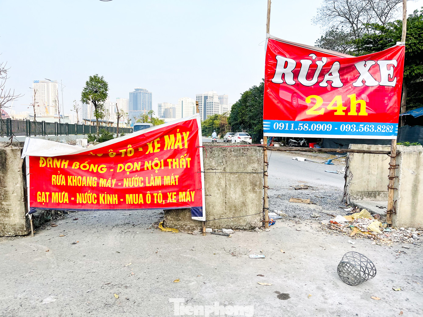 Biển quảng cáo ngang nhiên căng giữa lòng đường gây cản trở tầm nhìn, tiềm ẩn nguy cơ gây mất an toàn cho người tham gia giao thông.