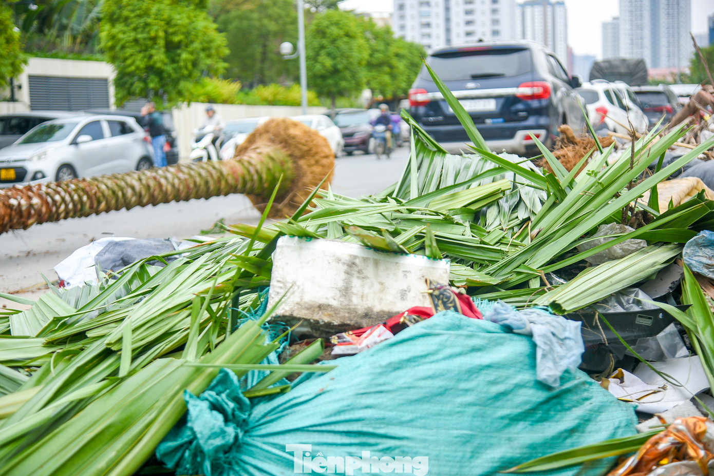 Rác, đồ phế thải bị bỏ lại giữa lòng đường gây cản trở cho người tham gia giao thông.