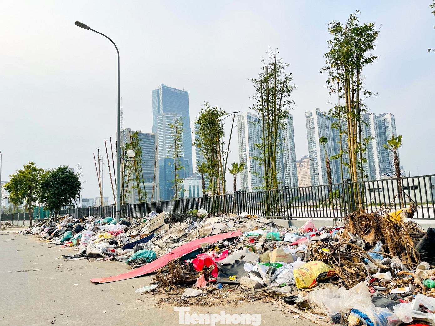 Nhiều người dân ngán ngẩm mỗi khi phải có dịp đi qua con đường mới mở này.