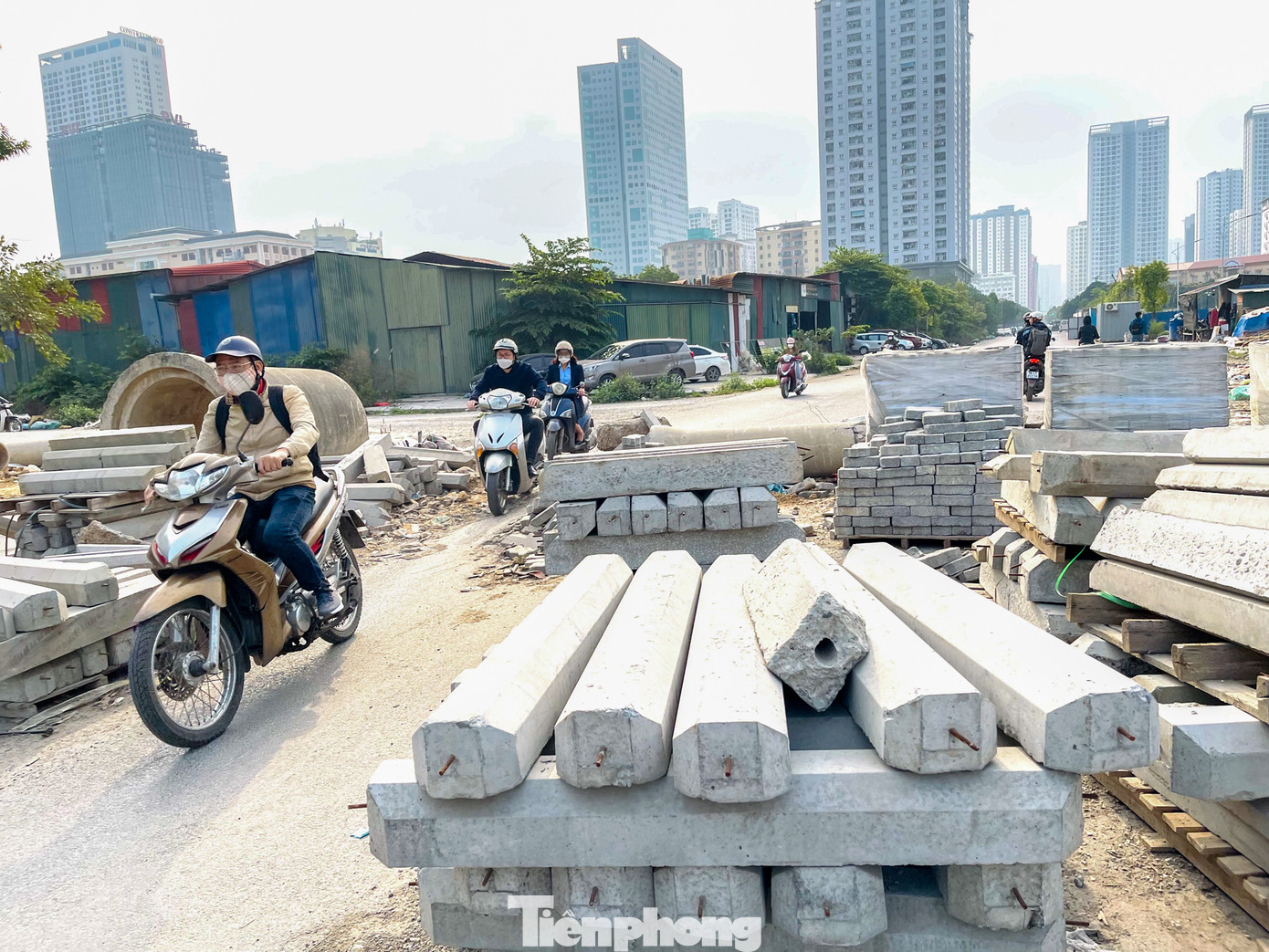 Vật liệu xây dựng để bừa bãi lấn chiếm lòng đường. Nhiều phương tiện di chuyển khó khăn mỗi lần qua đoạn đường này.