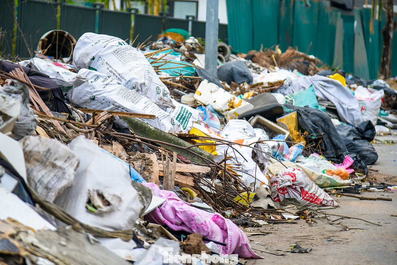 Bãi rác tự phát “khủng” này không chỉ làm ô nhiễm môi trường trầm trọng, tạo hình ảnh nhếch nhác mất mỹ quan đô thị...