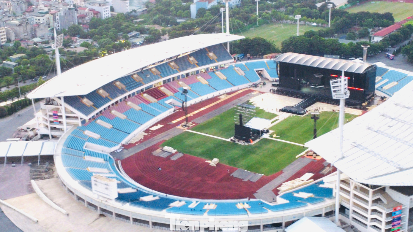 Ghi nhận của PV Tiền Phong, hệ thống sân khấu âm thanh ánh sáng đã cơ bản hoàn thiện. Sân khấu được dàn dựng nổi bật với gam màu đen chủ đạo, chiếm gần hết khu đường pitch phía trước khán đài C sân vận động Mỹ Đình.