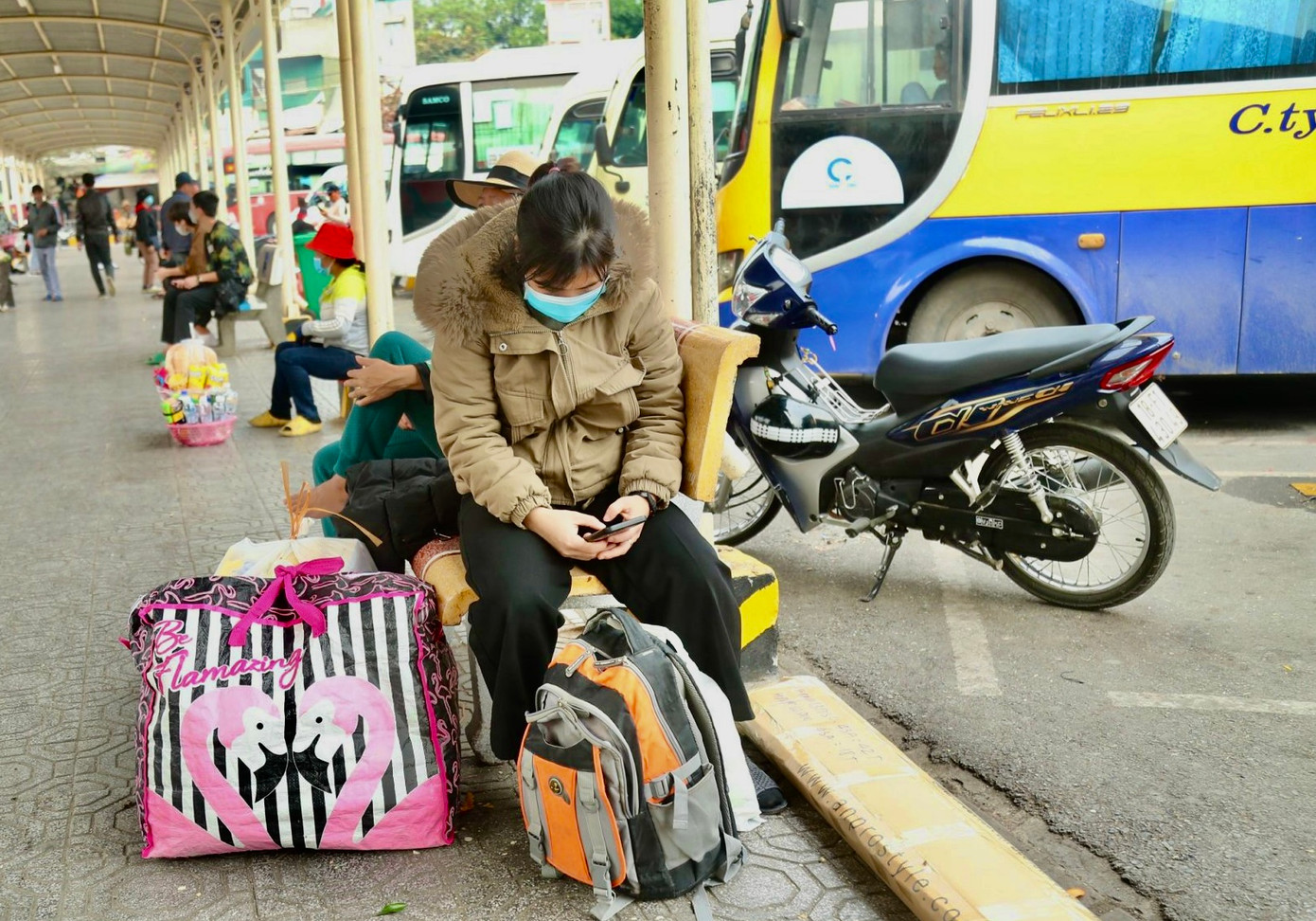 Nhiều người tranh thủ nghỉ ngơi trước giờ xe xuất bến.