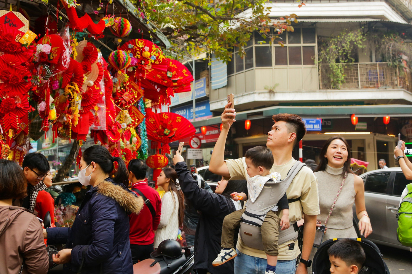 Đây là “thiên đường mua sắm” các đồ trang hoàng nhà cửa, mùa Giáng sinh vừa qua, phố Hàng Mã đã nhanh chóng thay đổi diện mạo, ngập tràn không khí Tết bởi các mặt hàng trang trí.