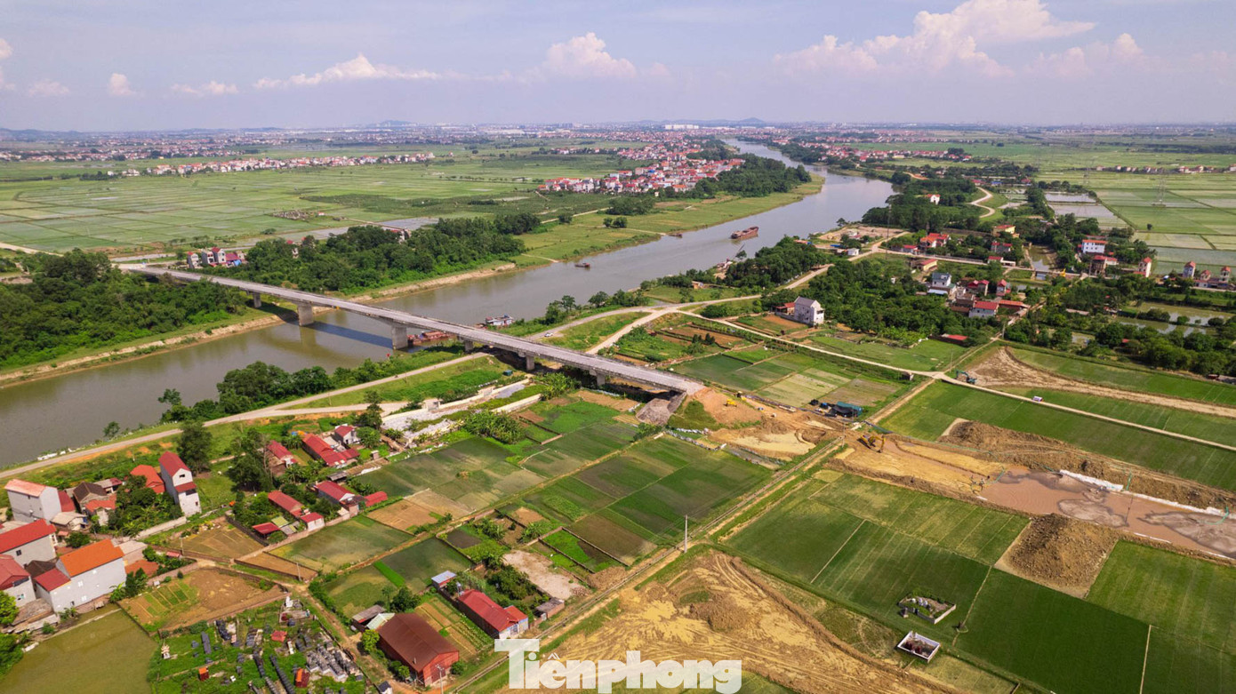 Cây cầu Xuân Cẩm có tổng chiều dài 479,5m, bề rộng mặt cầu 12m, đã được thảm bê tông nhựa, sơn vạch kẻ đường hoàn chỉnh.