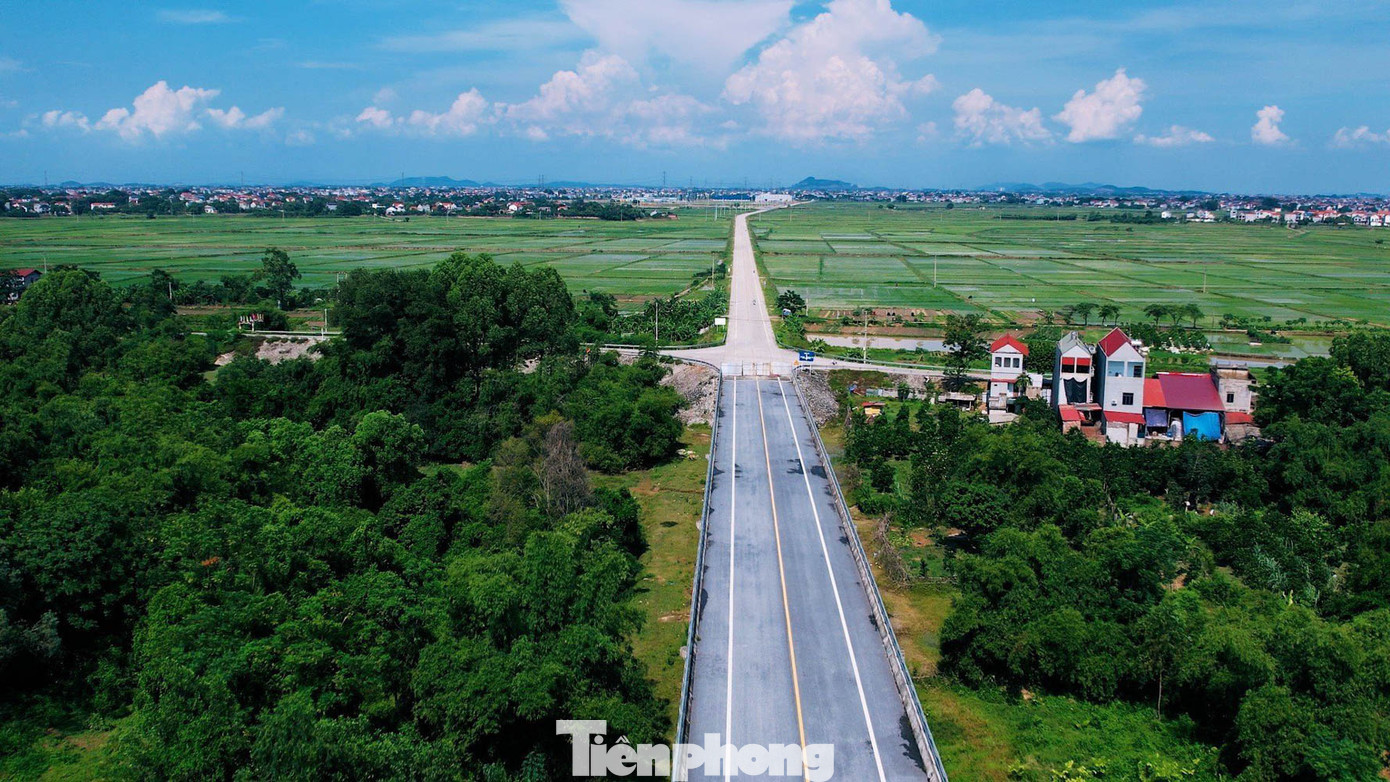 Cầu Xuân Cẩm bắc qua sông Cầu có tổng mức đầu tư 110 tỉ đồng nối đường vành đai 4 (tỉnh Bắc Giang) với quốc lộ 3 mới Hà Nội - Thái Nguyên hoàn thành đã 3 năm qua nhưng đến nay vẫn thiếu đường dẫn lên xuống.