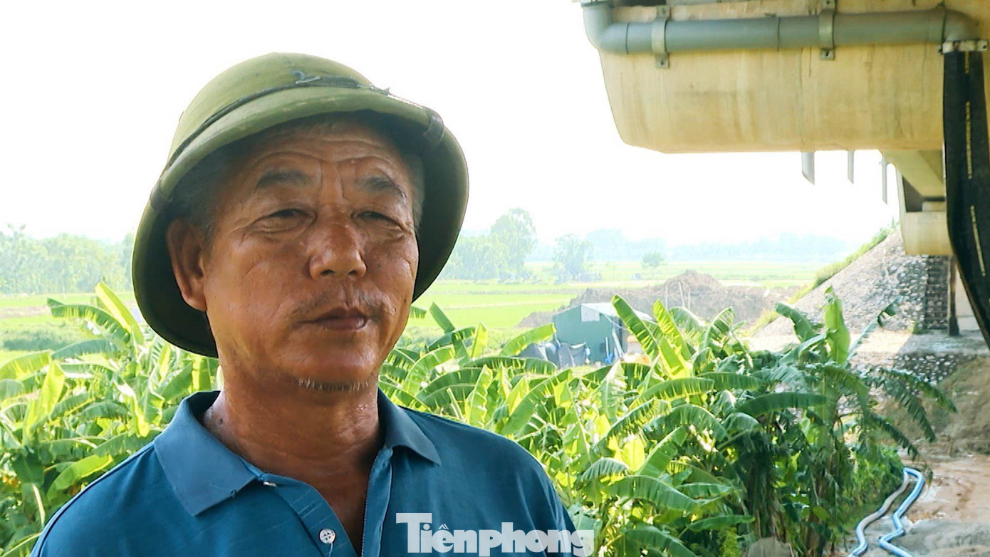 Ông Nguyễn Văn Tình ở thôn Cẩm Hà, xã Tân Hưng, huyện Sóc Sơn bức xúc chia sẻ: "Khi bắt đầu xây dựng cầu, chúng tôi ai cũng phấn khởi mà mong chờ. Từ năm 2020 khi cầu xây xong, chúng tôi thất vọng vì cầu cụt, không có đường dẫn lên. Chúng tôi muốn sang bên kia sông vẫn phải đi đò, hiện đang vào mùa lũ rồi rất nguy hiểm, hơn 3 năm rồi vẫn chưa có tiến triển gì thêm".