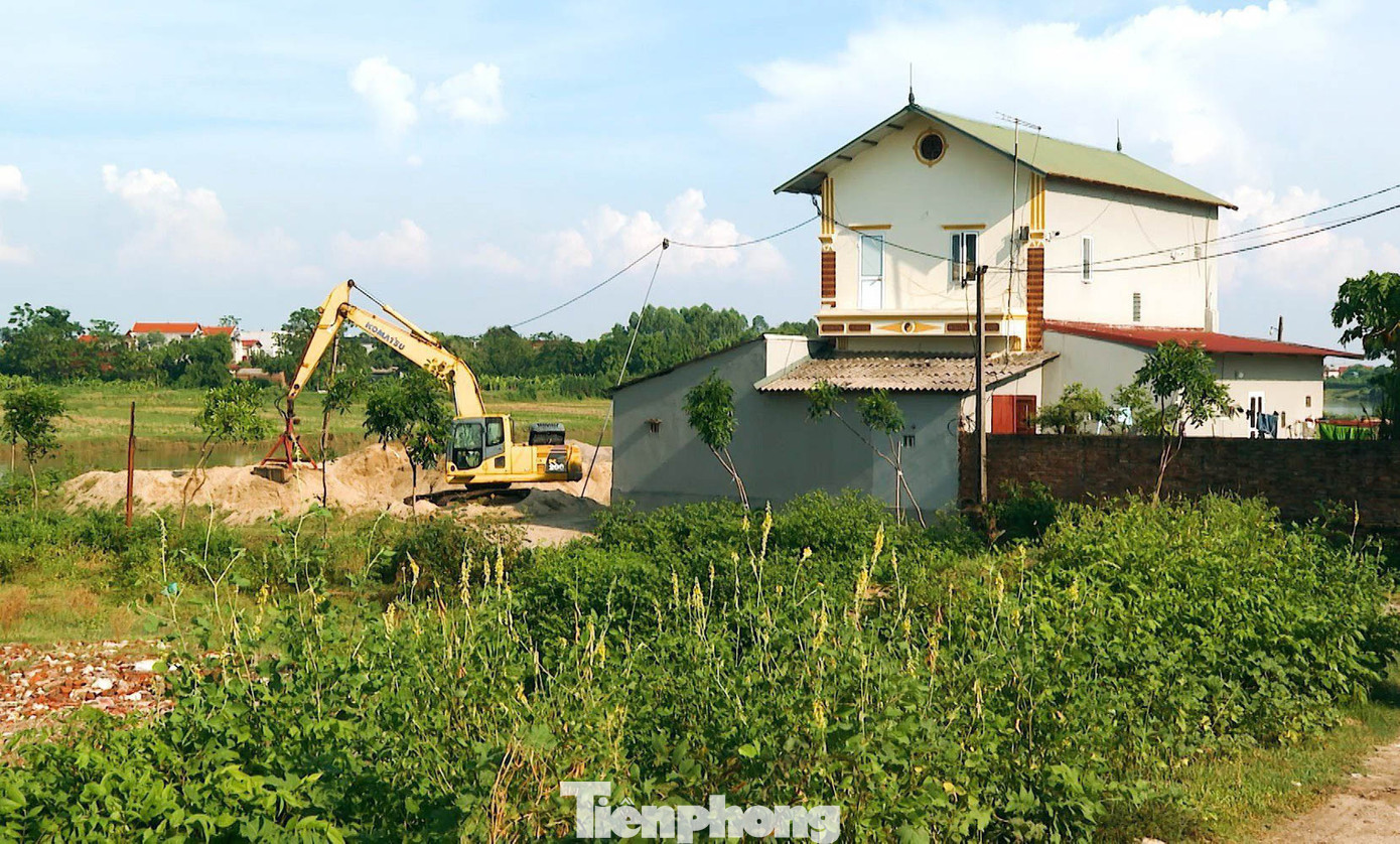 Trao đổi với PV Tiền Phong, ông Nguyễn Bá Hoàng - Giám đốc Ban Quản lý dự án đầu tư xây dựng huyện Sóc Sơn - cho biết: "Hiện tại phía đầu cầu Hà Nội đang hoàn thiện mặt bằng để làm đường dẫn, dự kiến tháng 8 này sẽ cơ bản hoàn thành, hiện tại đang mùa mưa bão nên thi công tiến độ có chậm hơn, cuối năm 2023 sẽ hoàn thành toàn bộ tuyến đường dẫn".