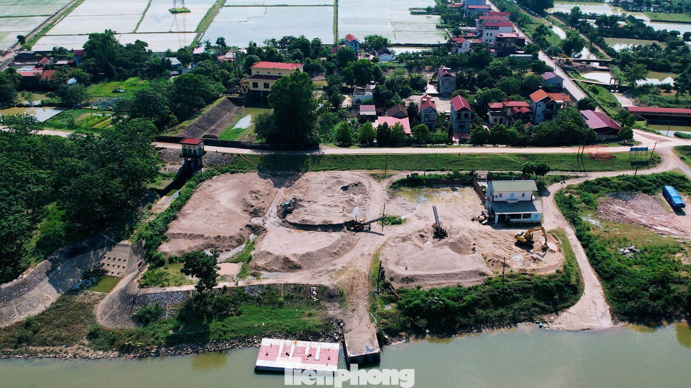 Người dân chỉ mong cây cầu sớm hoàn thiện lối dẫn đi lên, có thể đưa vào sử dụng sớm để người dân bớt vất vả, nhất là khi mùa mưa bão đang đến gần.