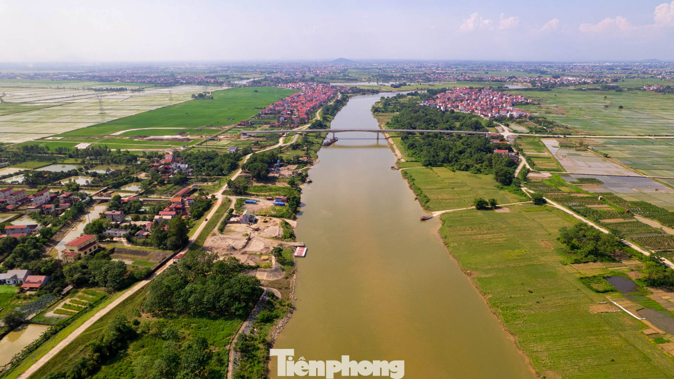 Cây cầu do Ban Quản lý dự án đầu tư xây dựng công trình giao thông Bắc Giang làm chủ đầu tư và triển khai từ năm 2017. Dự án có tổng mức đầu tư 110 tỷ đồng, nguồn kinh phí thực hiện dự án từ nguồn vốn trái phiếu chính phủ và ngân sách tỉnh Bắc Giang.