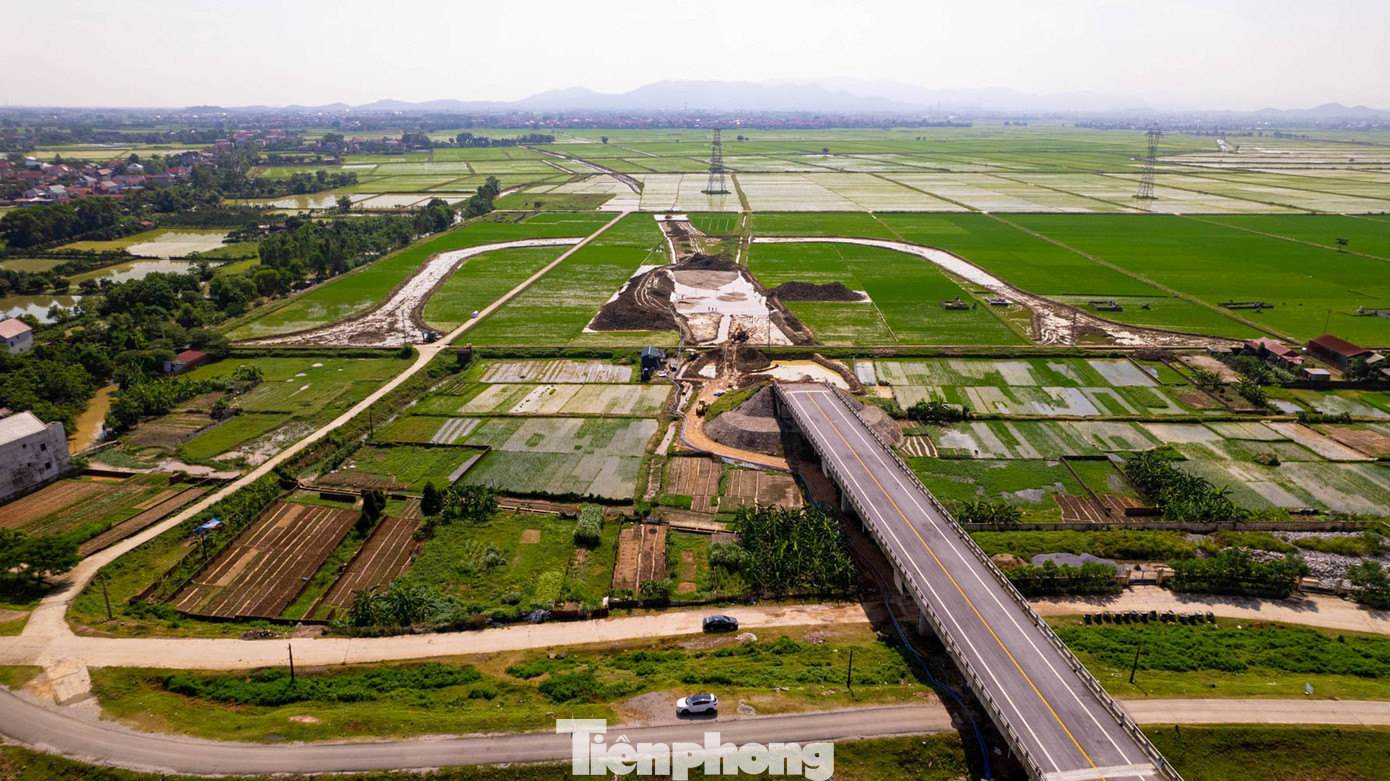 Cầu Xuân Cẩm bắc qua sông Cầu có tổng mức đầu tư 110 tỉ đồng nối đường vành đai 4 (tỉnh Bắc Giang) với quốc lộ 3 mới Hà Nội - Thái Nguyên hoàn thành đã 3 năm qua nhưng đến nay vẫn thiếu đường dẫn lên xuống.