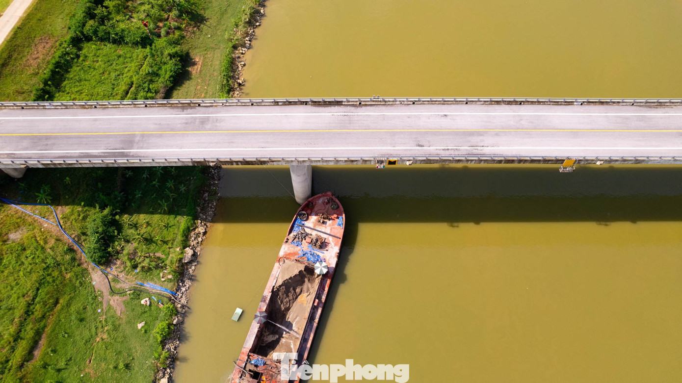 Hiện nay, để thuận tiện cho người dân đi lại qua sông, bến đò Cẩm Hà cách đó khoảng 400m vẫn đang hoạt động, mỗi ngày đưa hàng trăm lượt người qua lại.