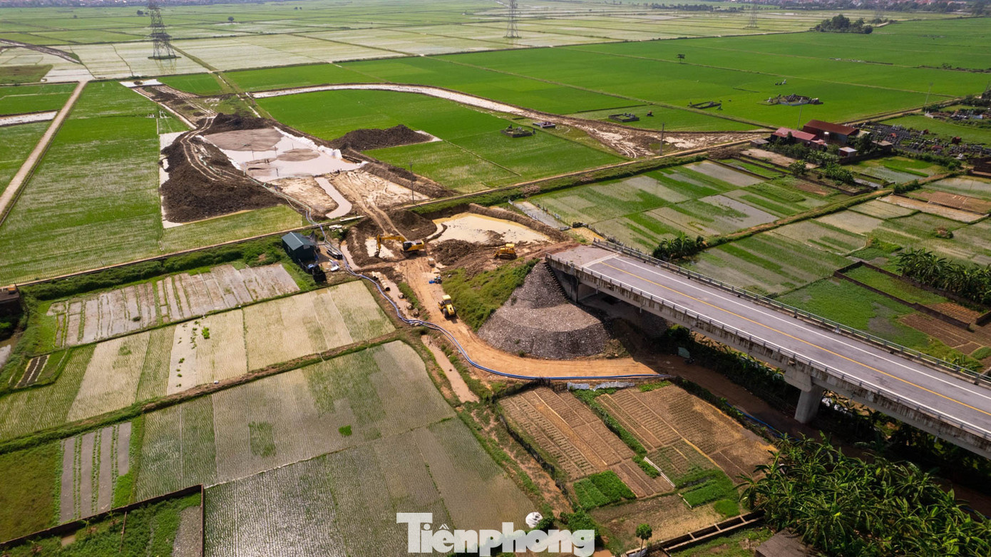 Cầu Xuân Cẩm bắc qua sông Cầu có tổng mức đầu tư 110 tỉ đồng nối đường vành đai 4 (tỉnh Bắc Giang) với quốc lộ 3 mới Hà Nội - Thái Nguyên hoàn thành đã 3 năm qua nhưng đến nay vẫn thiếu đường dẫn lên xuống.