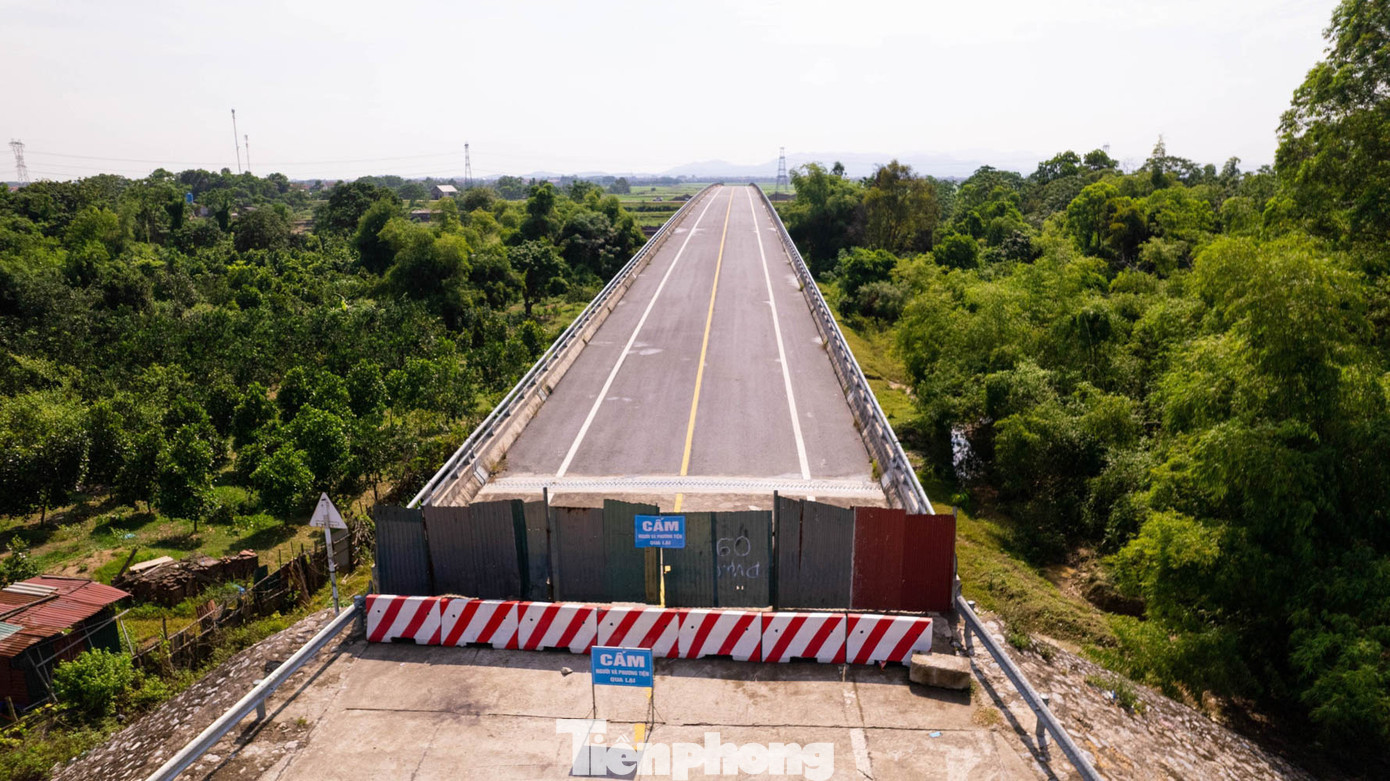 Cầu Xuân Cẩm bắc qua sông Cầu có tổng mức đầu tư 110 tỉ đồng nối đường vành đai 4 (tỉnh Bắc Giang) với quốc lộ 3 mới Hà Nội - Thái Nguyên hoàn thành đã 3 năm qua nhưng đến nay vẫn thiếu đường dẫn lên xuống.