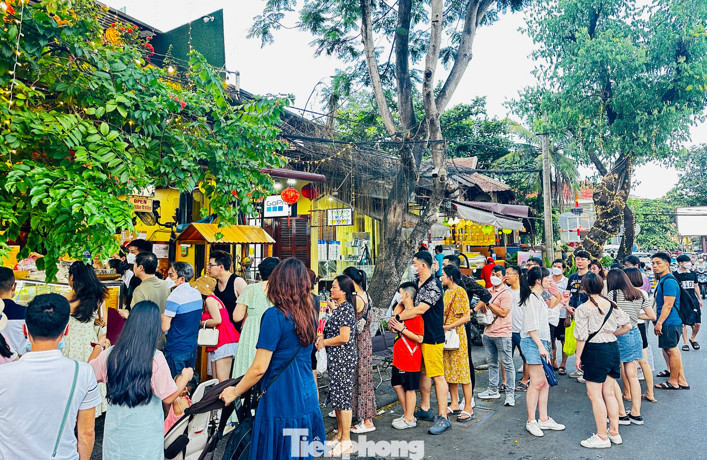 Các hàng quán luôn tấp nập thực khách. Quán bánh mỳ Phượng luôn trong tình trạng quá tải với hàng dài du khách xếp hàng cả chục mét đợi để mua bánh.