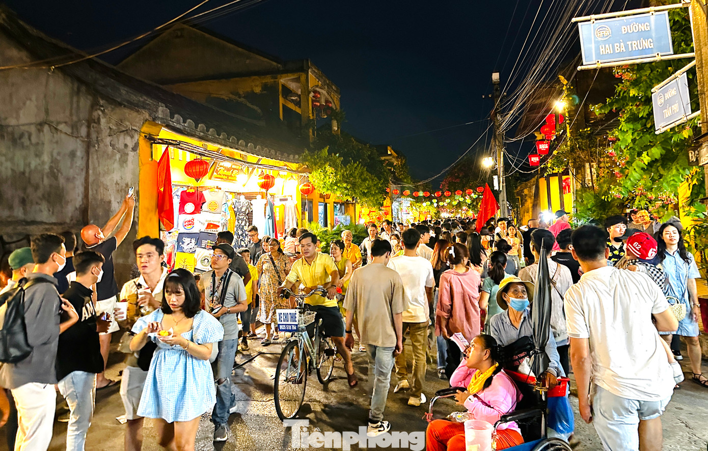 Càng về tối, lượng du khách càng nườm nượp kéo đến đông hơn.